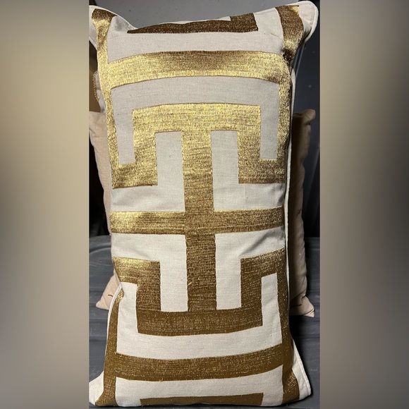 Pillow bundle -Gold accents
Bundle of 4 - Picture 6 of 7